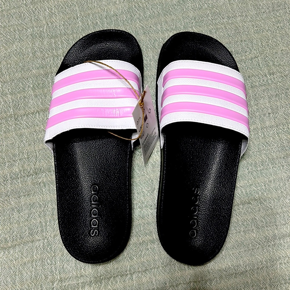 BNIB Adidas Kids Aidelette Slides size 4